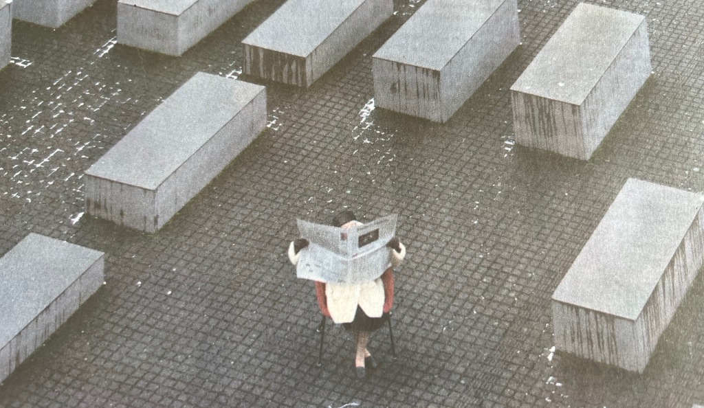 Bildausschnitt mit Margot Friedländer im Holocaust-Denkmal in Berlin